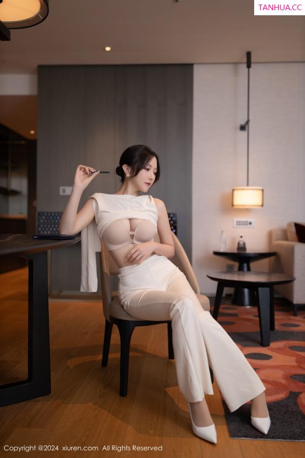 鱼子酱fish  [XiuRen]高清写真图 2024.11.15 No.9457 鱼子酱Fish 丝袜美腿第16张图片